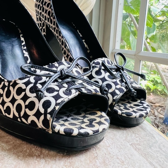 Coach Black and White Geometric Heels no size; guessing 8 1/2 - Picture 5 of 16
